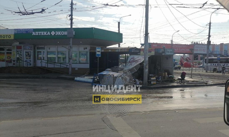 «Мазда» снесла ларьки в Новосибирске