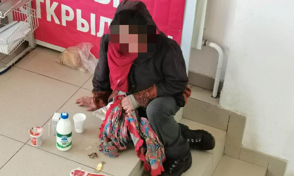 Женщина бомжеватого вида терроризирует несколько торговых центров под Новосибирском