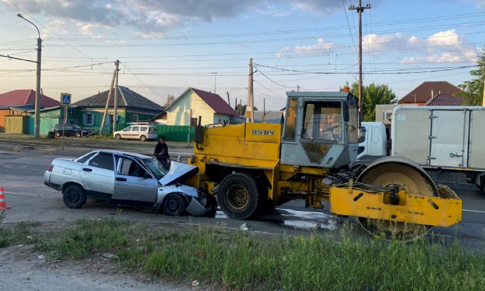 Пять пострадавших: каток подмял «Ладу» на дороге в Новосибирске