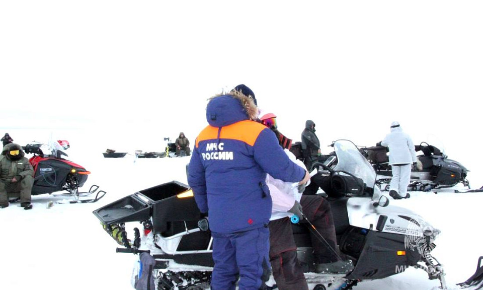 В Новосибирской области запретили выезжать на лёд на снегоходах и мотособаках