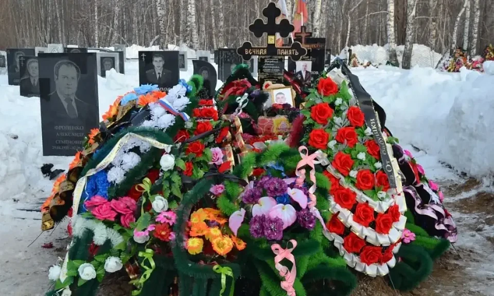 Дочь погибшего участника спецоперации похоронили под Новосибирском вместе с отцом
