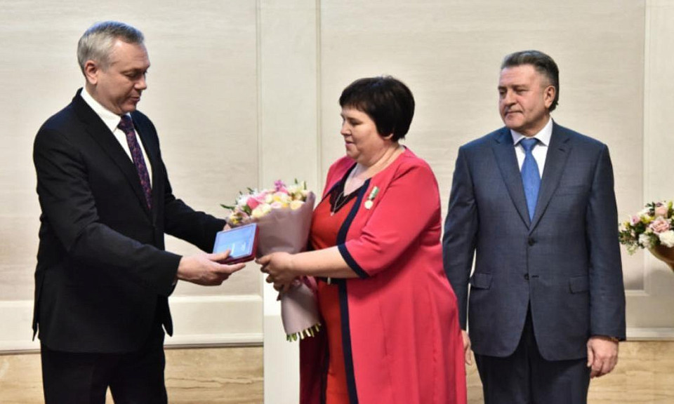 Губернатор Новосибирской области вручил награды «За материнскую доблесть»