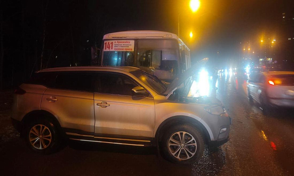 Четыре человека пострадали в ДТП с автобусом в Новосибирске