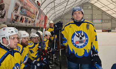 Депутат Госдумы сразился на льду с хоккеистами Карасукского района