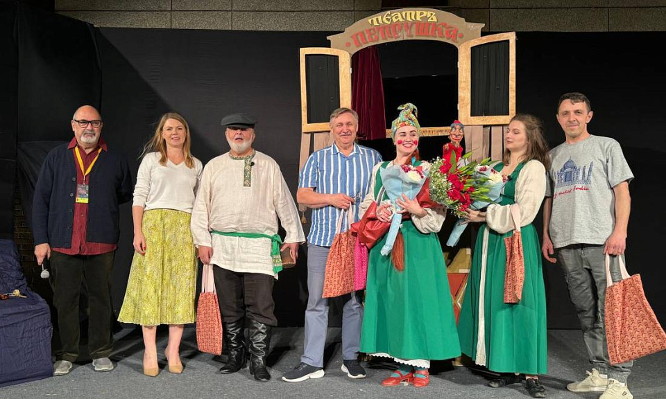 Новосибирский театр кукол показал спектакль «Про Петрушку» в Нью-Дели