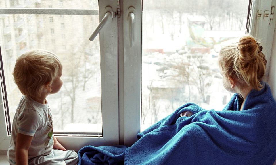В Новосибирской области обезопасить ребёнка от падения из окна можно за 100 рублей