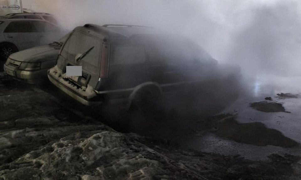 В Новосибирске автомобиль провалился в яму с горячей водой после коммунальной аварии