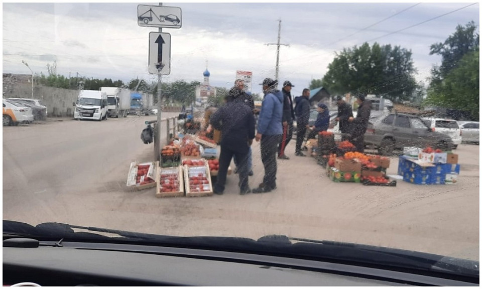 В Новосибирске мигранты развернули торговлю у дороги на Хилокской