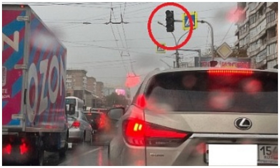 Власти Новосибирска объяснили поломку светофоров во время ливня 20 мая