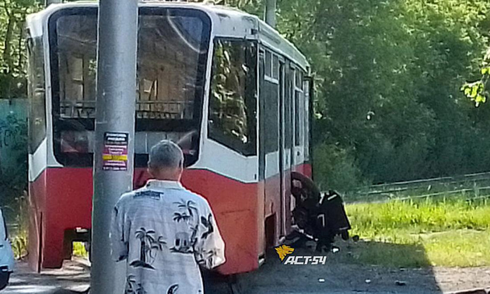 В Новосибирске мотоцикл влетел в трамвай на Юго-Западном жилмассиве