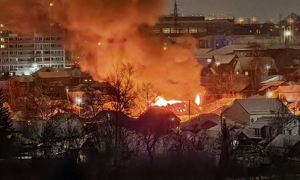 В Новосибирске полыхает пожар в Чукотском переулке