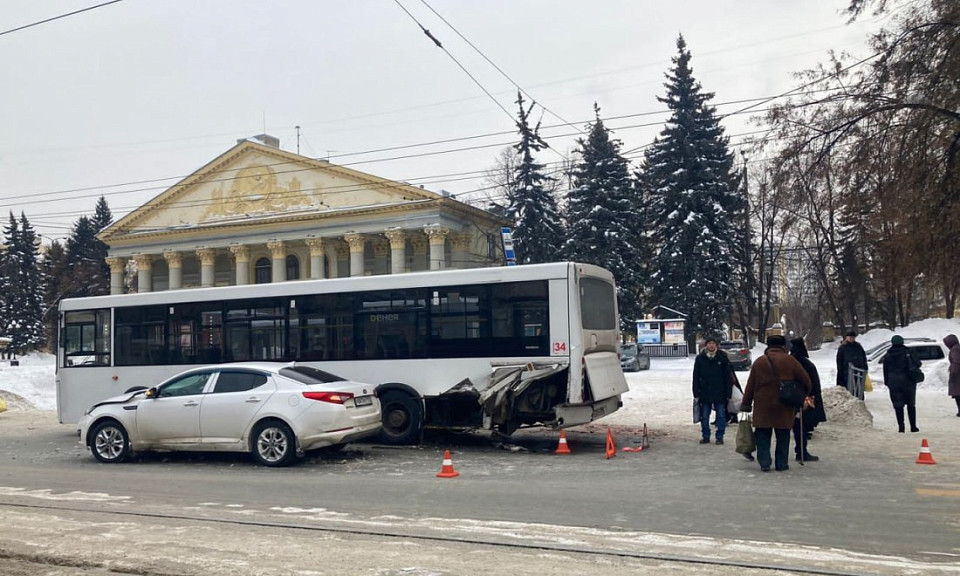 В Новосибирске автомобиль сбил пешехода и врезался в автобус с пассажирами