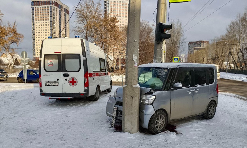 67-летний водитель иномарки погиб, врезавшись в световую опору в Новосибирске