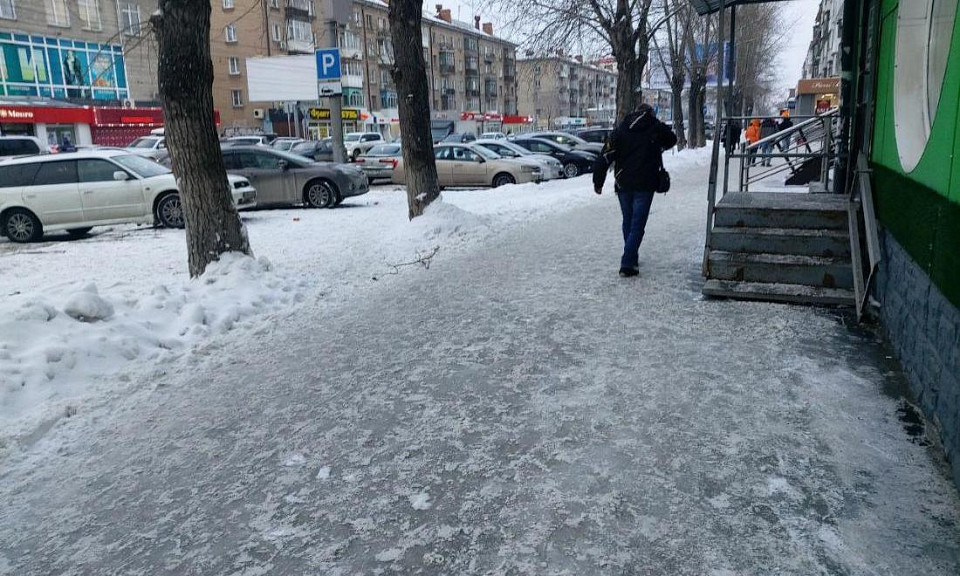 Прокуратура добилась выплаты 300 тысяч рублей упавшей на тротуаре пенсионерке