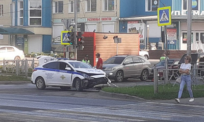 Автомобиль ДПС столкнулся с премиальным внедорожником под Новосибирском