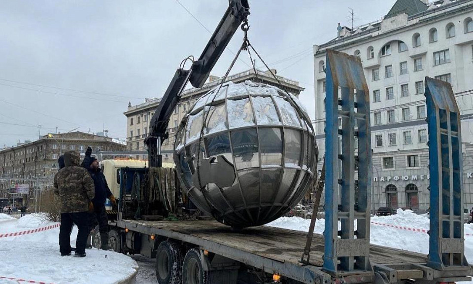 В Новосибирске убрали конструкцию в виде глобуса в сквере S7
