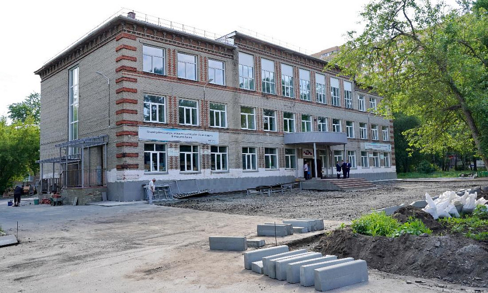 «Партийный десант» проконтролировал ход капитального ремонта школы №167 в Новосибирске
