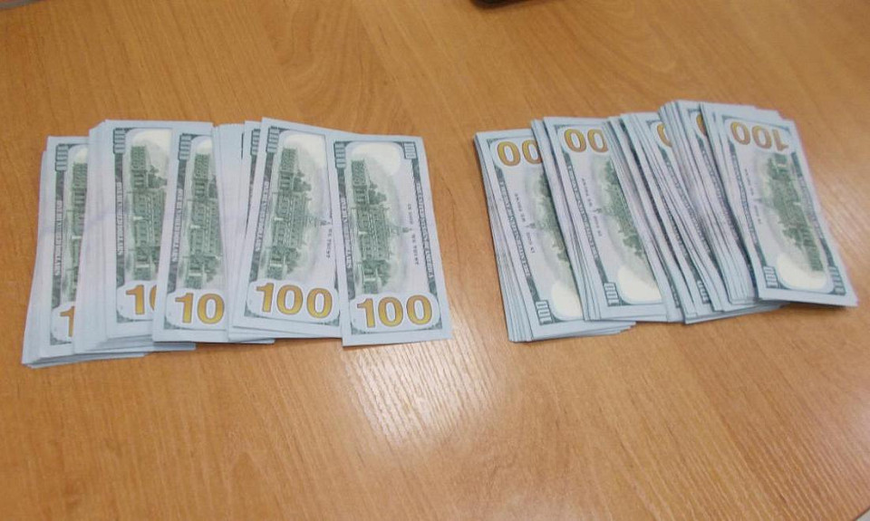 У летящего в Баку пассажира таможенники в Толмачёво нашли 12 500 долларов