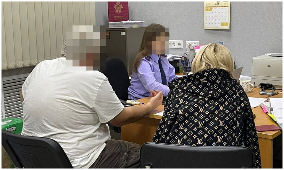 В Новосибирске сотрудника ГИБДД и директора автошколы подозревают в коррупции