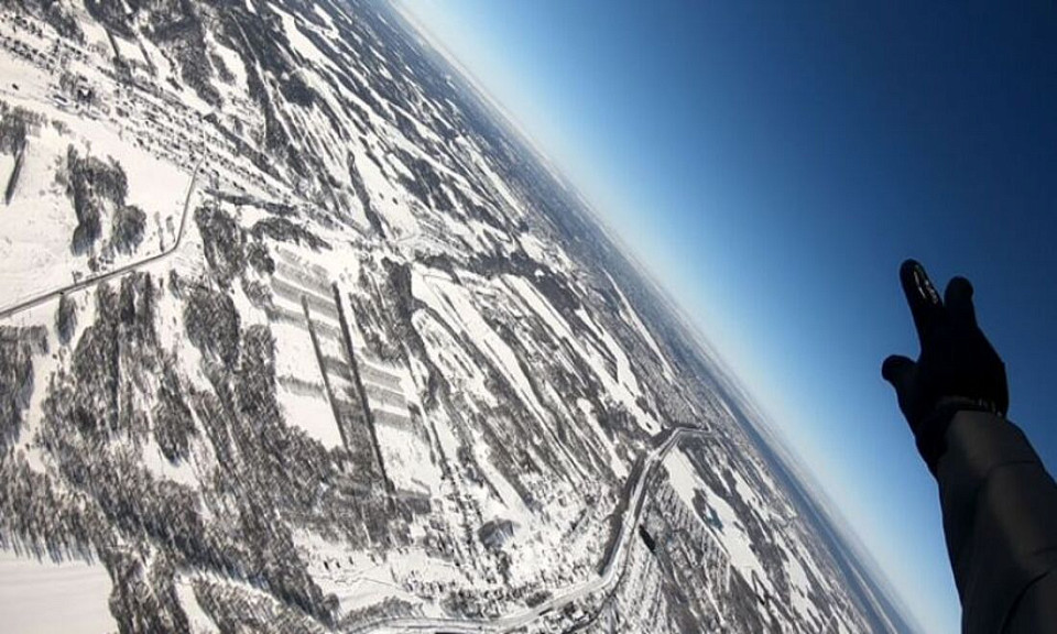 Закованный в лёд город показали парашютисты из Новосибирска