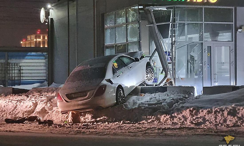 Mercedes взял на таран забор и автомойку в Новосибирске