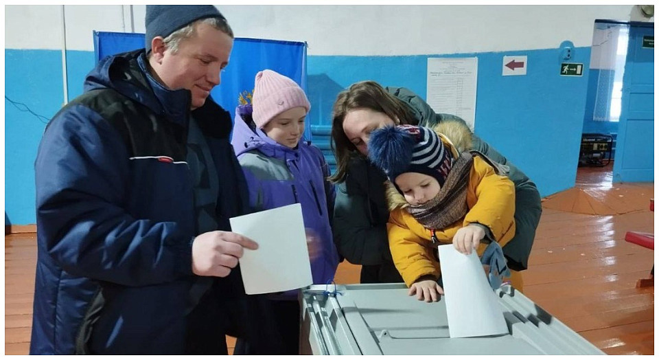 Жители Новосибирской области голосуют за Президента РФ целыми семьями