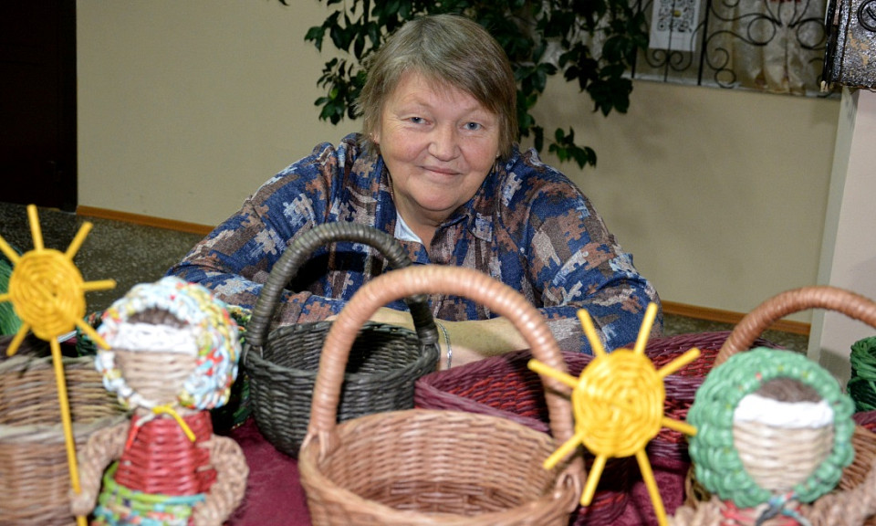 Пенсионерка из газет мастерит корзинки в Новосибирской области