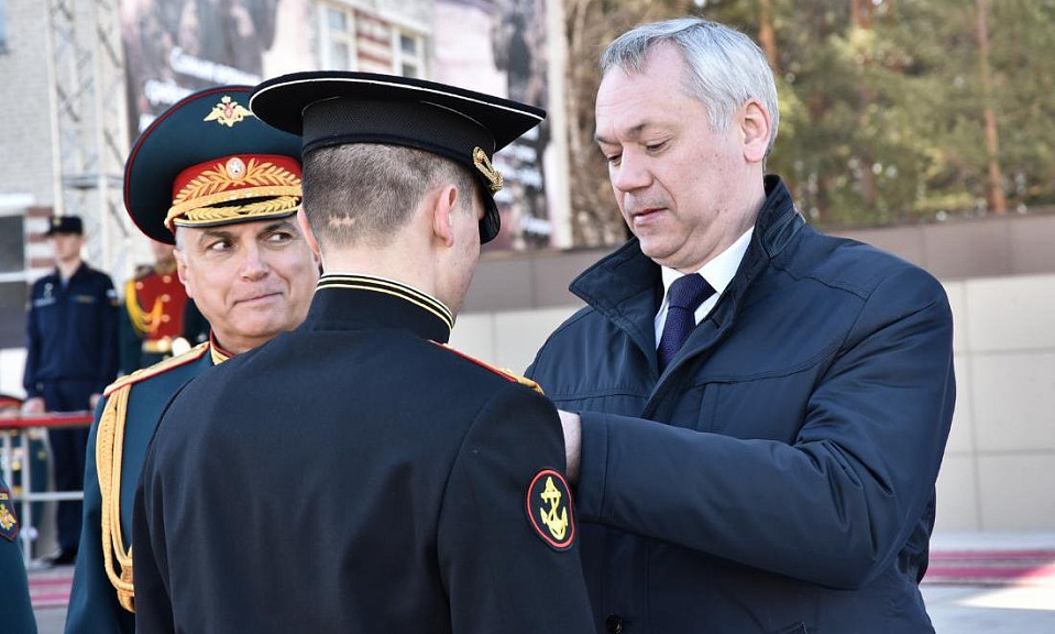 Андрей Травников поздравил выпускников НВВКУ с окончанием училища