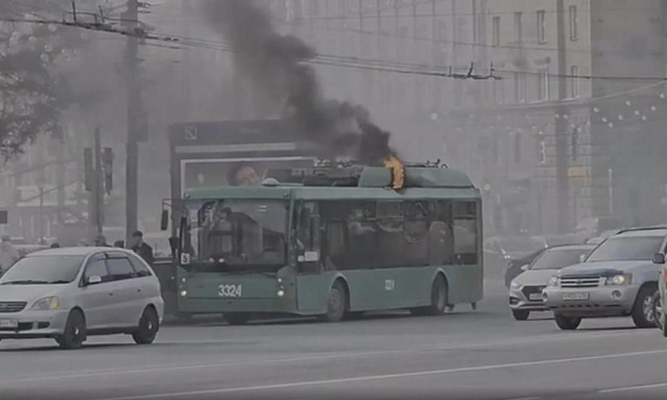 В центре Новосибирска загорелся троллейбус