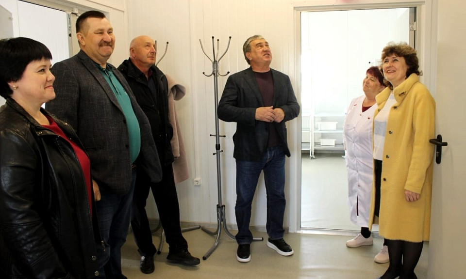 Депутат Заксобрания посетил новый ФАП в селе Новосибирской области