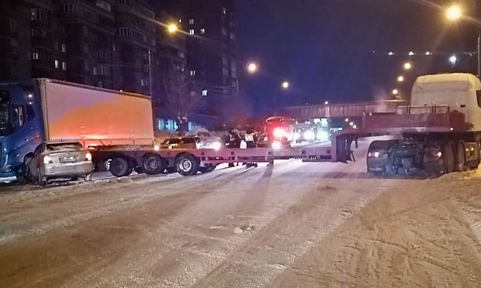 Авария перекрыла все полосы движения на улице Большевистской в Новосибирске