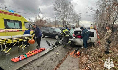 Мужчину и женщину зажало в авто в Новосибирске