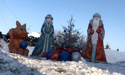 Под Новосибирском жители украсили центр деревни уличными новогодними фигурами