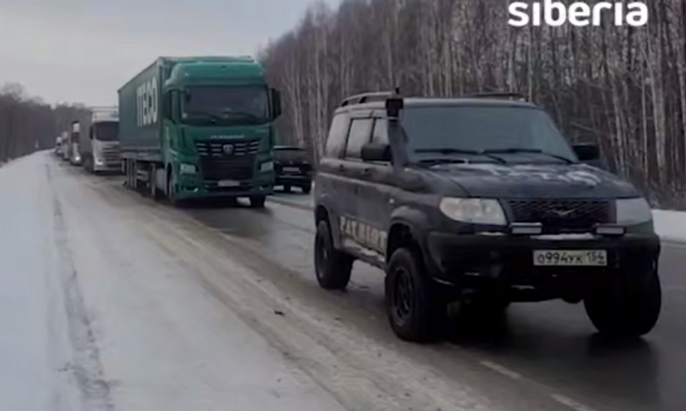 Пробка сковала трассу в Новосибирской области из-за перевернувшийся фуры