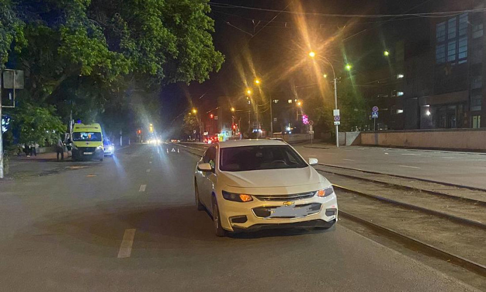 В Новосибирске водитель переехал человека, лежащего на дороге
