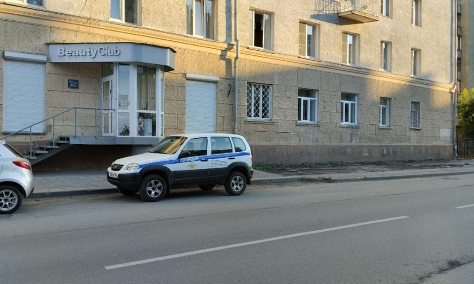 Тела двоих человек нашли в машине в Ленинском районе Новосибирска
