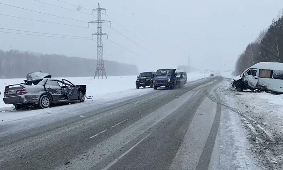Под Новосибирском погиб пассажир легковушки в результате ДТП с микроавтобусом