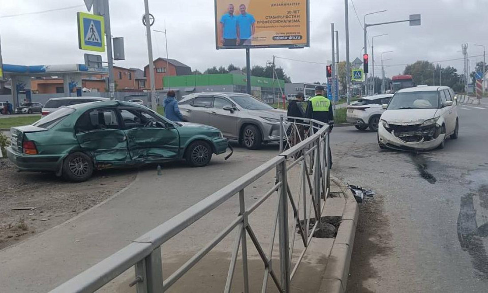 Умер водитель Toyota Corsa, которого зажало в машине после ДТП в Новосибирске