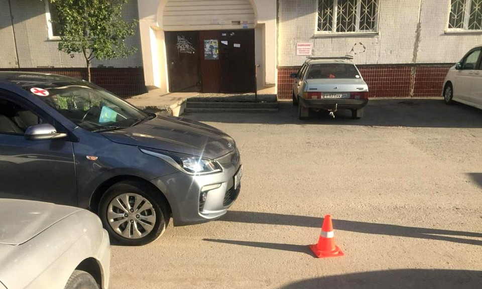 Ребёнок выбежал на дорогу и попал под колёса Kia Rio в Новосибирске