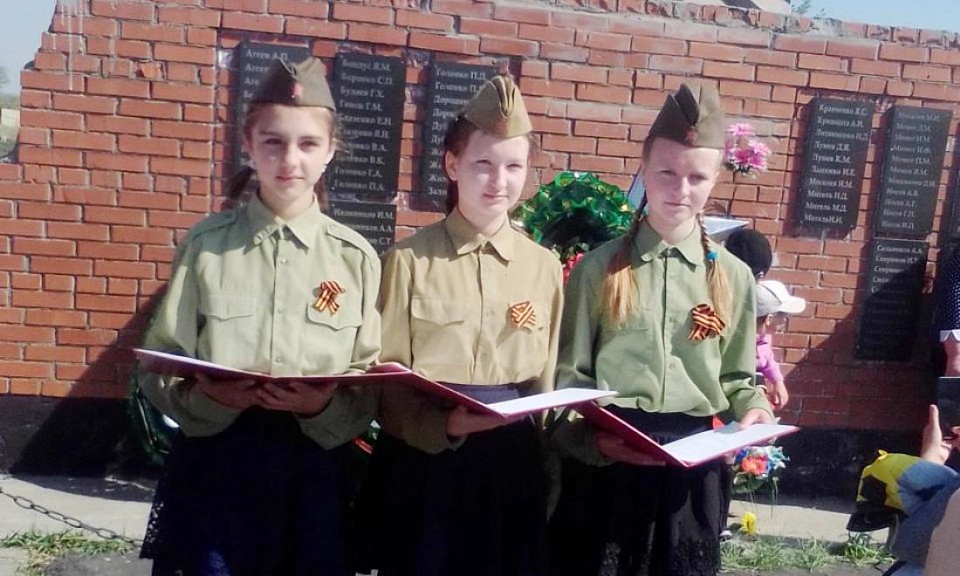Школьники в Новосибирской области читают письмо-послание земляков-фронтовиков