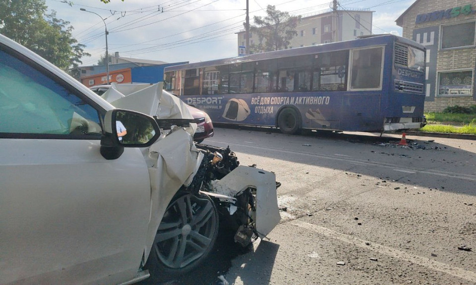 В Новосибирске 27-летняя пассажирка иномарки погибла в ДТП с автобусом