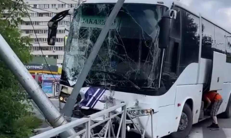 В Новосибирске водитель заказного автобуса врезался в фонарный столб