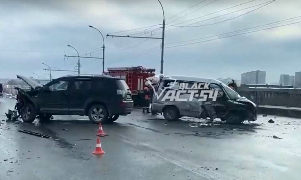 Не разъехались: три автомобиля столкнулись в Новосибирске