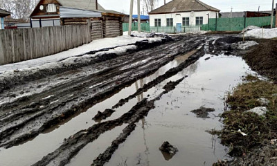 В Новосибирской области сельчане вынуждены ходить по глубоким колеям с водой