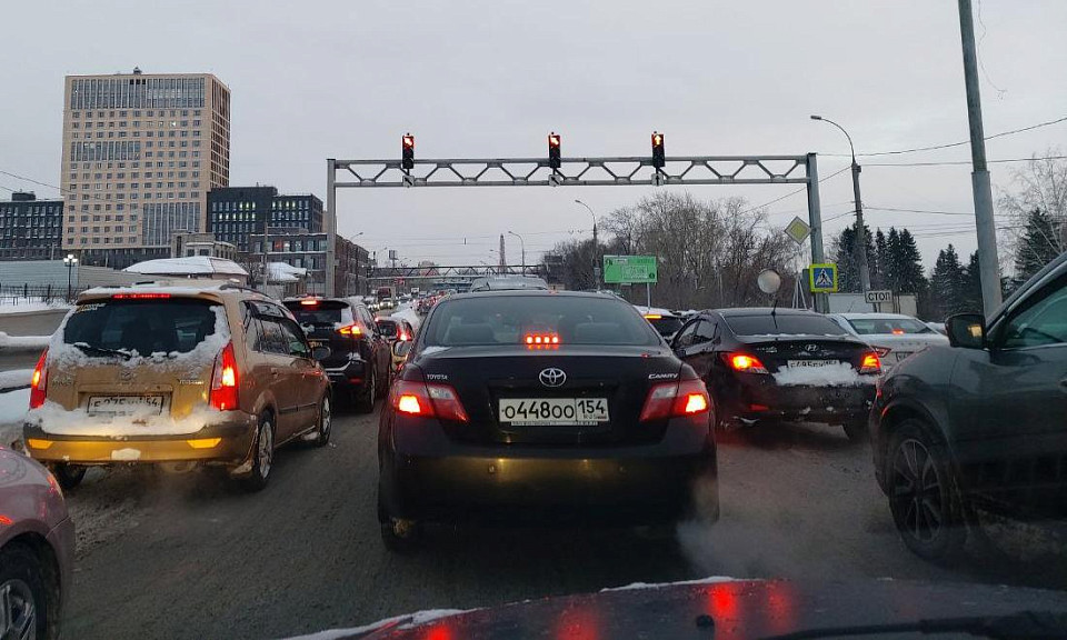 В Новосибирске длинная пробка образовалась на Октябрьском мосту