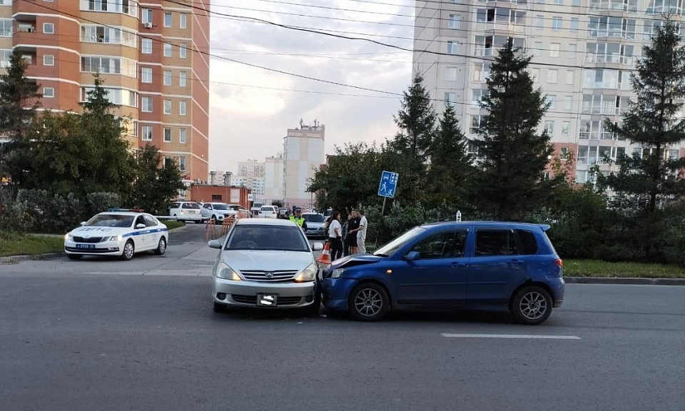 Трехлетняя девочка пострадала в столкновении двух имномарок в Новосибирске