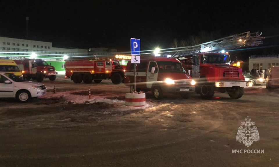 «Перчини» в огне: из ТРК «Эдэм» экстренно эвакуировали 140 человек в Новосибирске