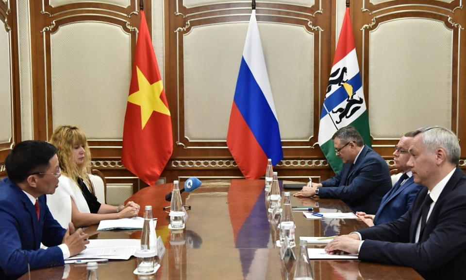 Новосибирский губернатор провел переговоры с генконсулом Вьетнама