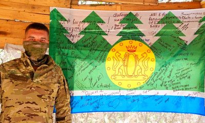 Боец спецоперации получил флаг Сузунского района с пожеланиями земляков