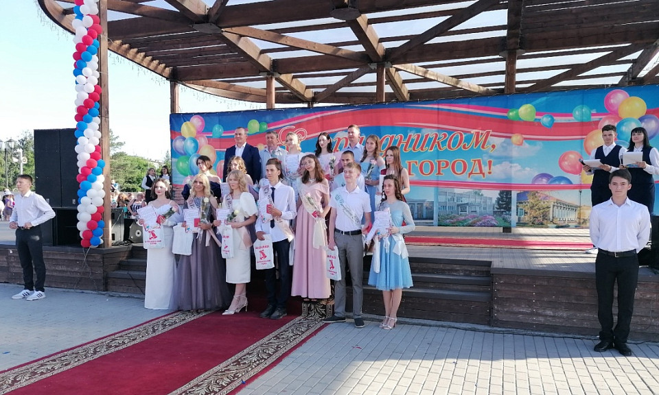 190 выпускников простились со школой в Куйбышеве в Новосибирской области